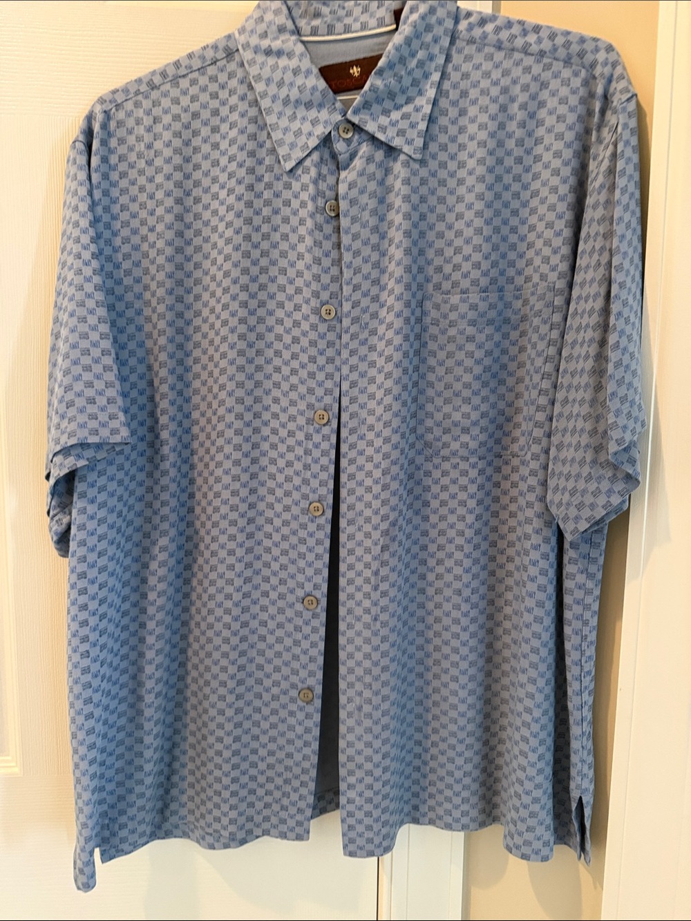 Men's Light Blue Short-Sleeve Button-Down Shirt with Subtle Check Print